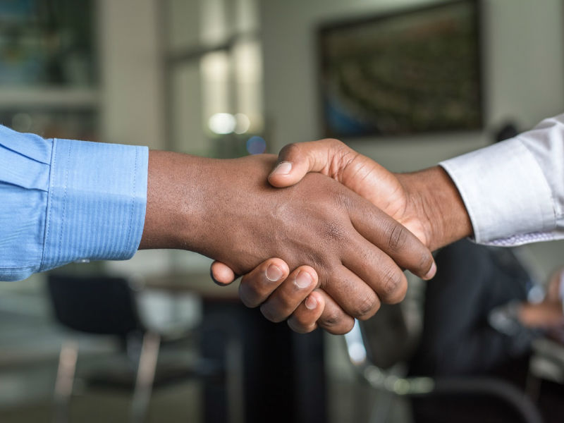 8 Non-Verbal Communication Examples - handshake